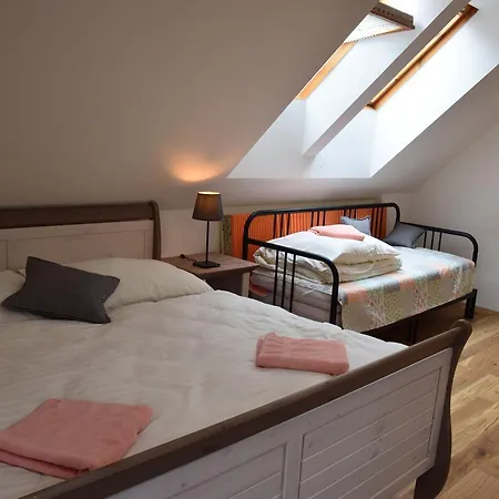 Zluty Domecek Apartment